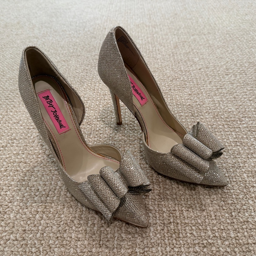 Betsey Johnson Gold Glitter Bow Heels size 5